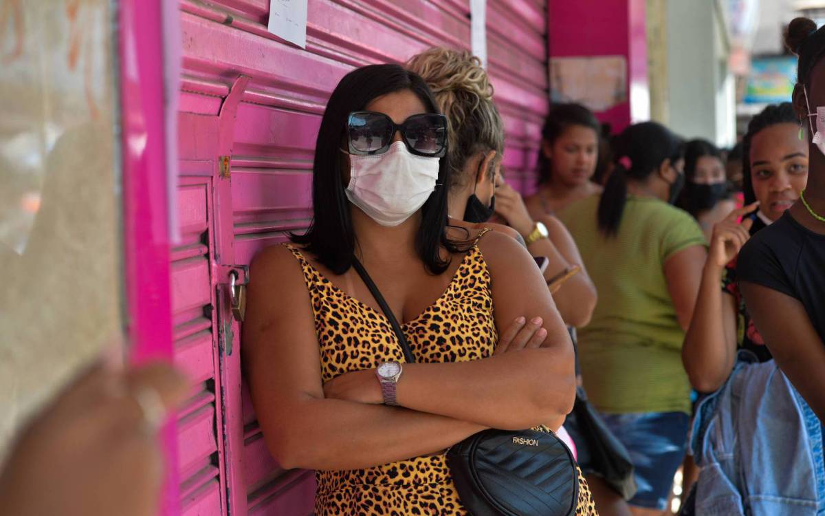 Rio de Janeiro - 24/08/2021 - CIDADE/ PANDEMIA/ RIO DE JANEIRO  -  loja de maquigem em madureira anuncia promocao causando aclomera&ccedil;&atilde;o e revolta dos clientes na imagem , Lorena Oliveira Foto : Fabio Costa/ Agencia O Dia