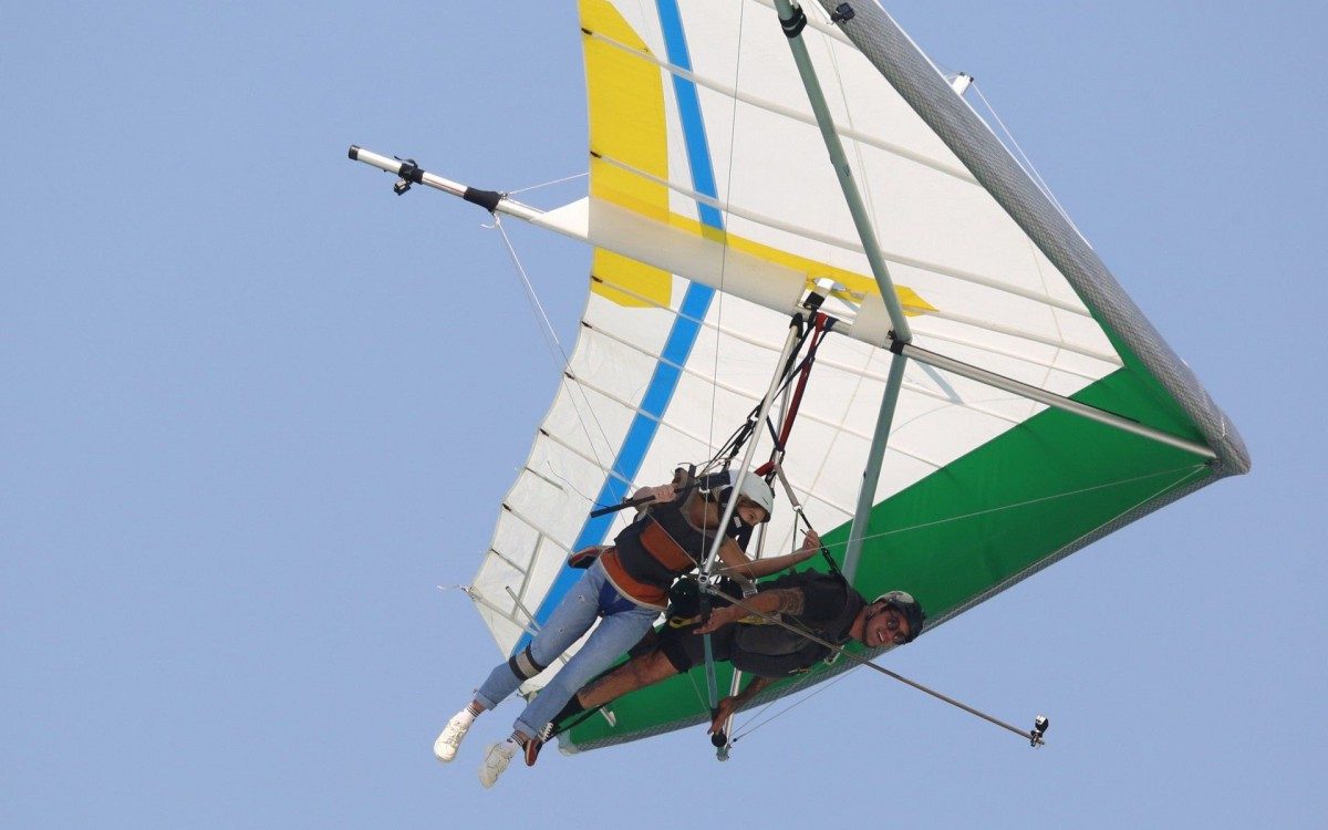 Isabella Santoni faz voo de asa-delta na Praia de São Conrado, na Zona Sul do Rio, nesta terça-feira - Ag. News