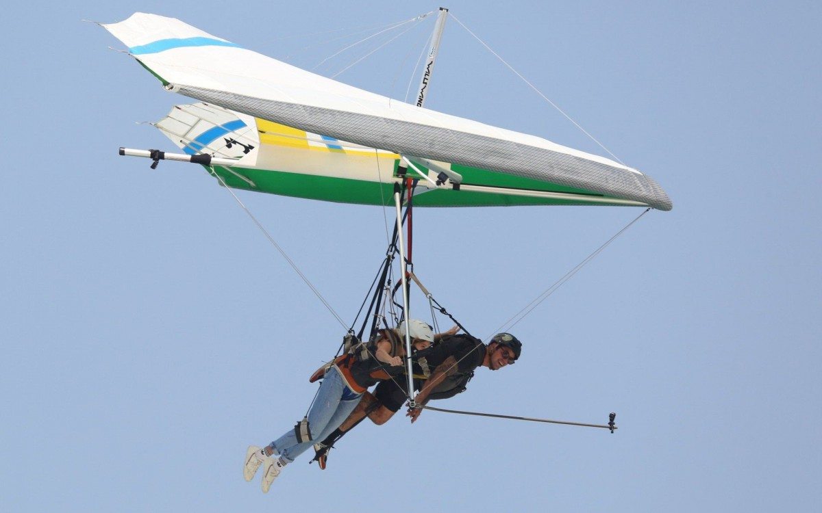 Isabella Santoni faz voo de asa-delta na Praia de S&atilde;o Conrado, na Zona Sul do Rio, nesta ter&ccedil;a-feira