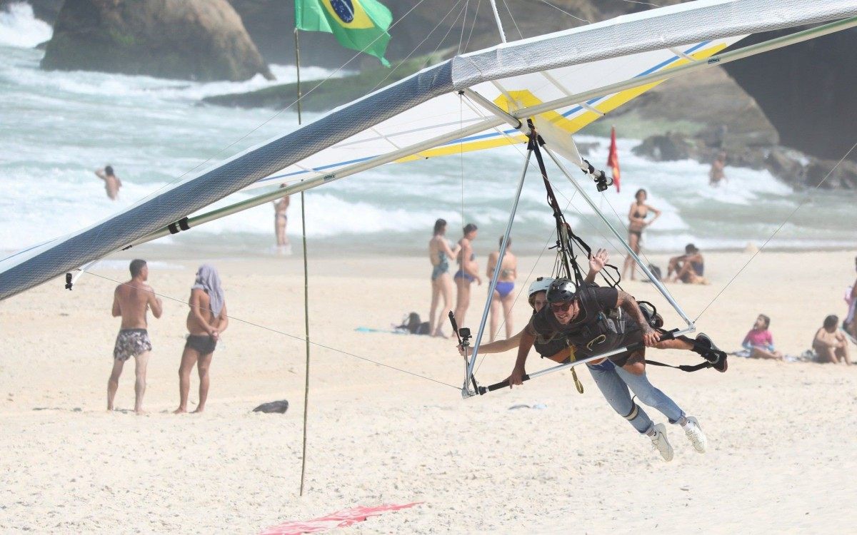 Isabella Santoni faz voo de asa-delta na Praia de S&atilde;o Conrado, na Zona Sul do Rio, nesta ter&ccedil;a-feira
