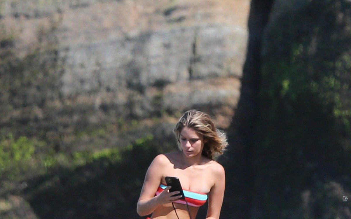 Isabella Santoni se bronzeia na Praia da Joatinga, na Zona Oeste do Rio