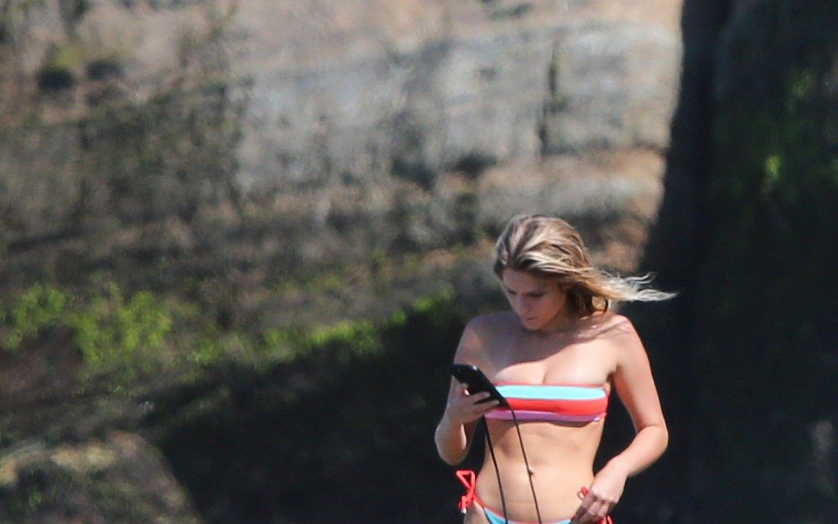 Isabella Santoni se bronzeia na Praia da Joatinga, na Zona Oeste do Rio