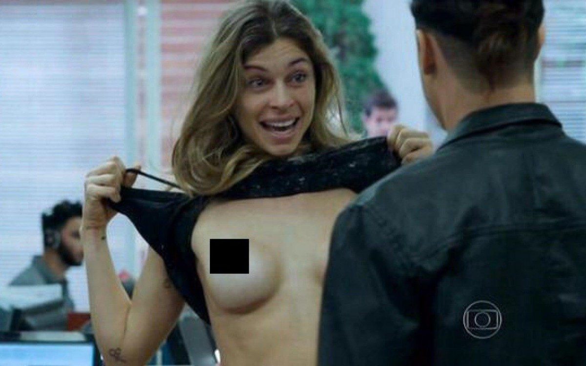Grazi Massafera protagonizou uma cena de nudez gratuita na novela. Na sequ&ecirc;ncia, sua personagem, Larissa, volta &agrave; ag&ecirc;ncia para cobrar o cach&ecirc; de um evento do qual foi expulsa. Ela discute com Visky e, do nada, mostrou os seios