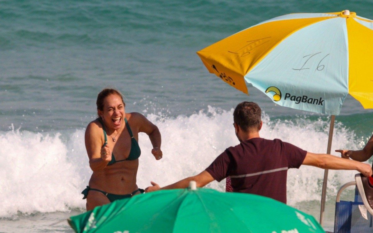 Cissa Guimar&atilde;es curte dia de praia em Ipanema, na Zona Sul do Rio