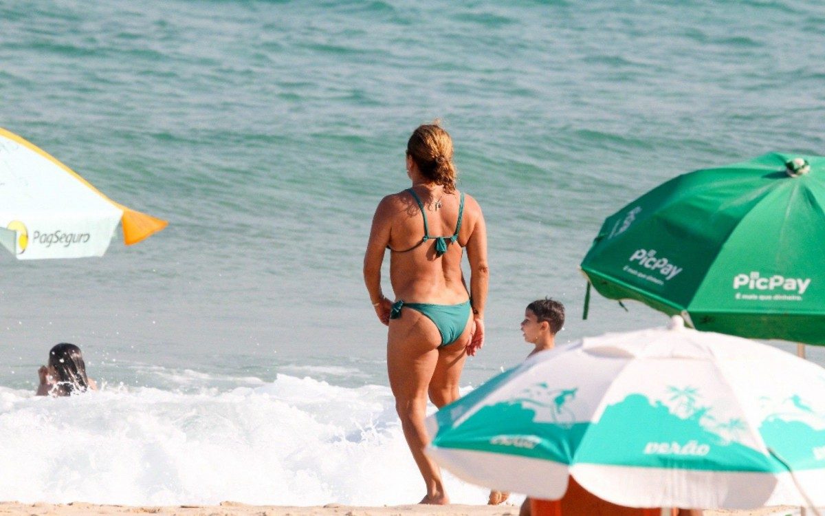 Cissa Guimar&atilde;es curte dia de praia em Ipanema, na Zona Sul do Rio