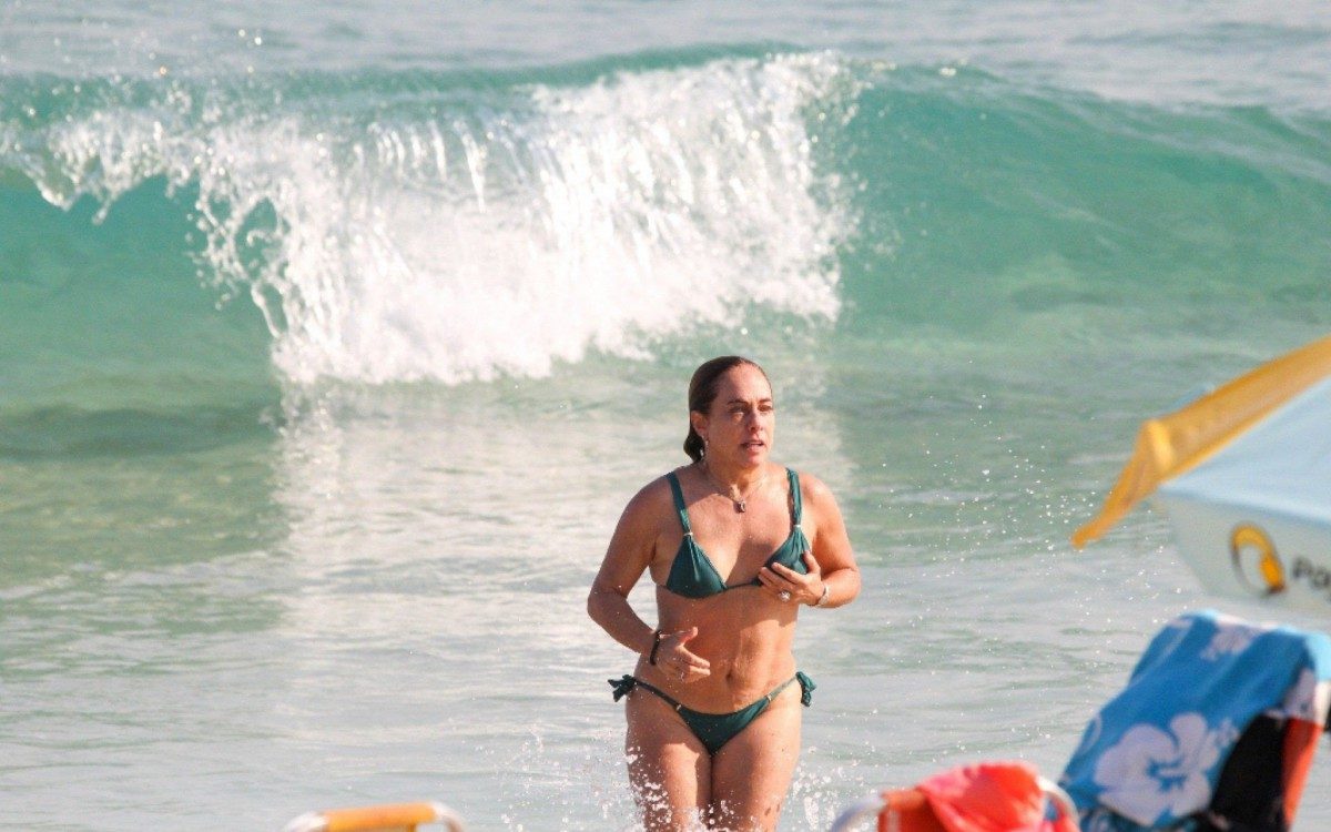 Cissa Guimar&atilde;es curte dia de praia em Ipanema, na Zona Sul do Rio