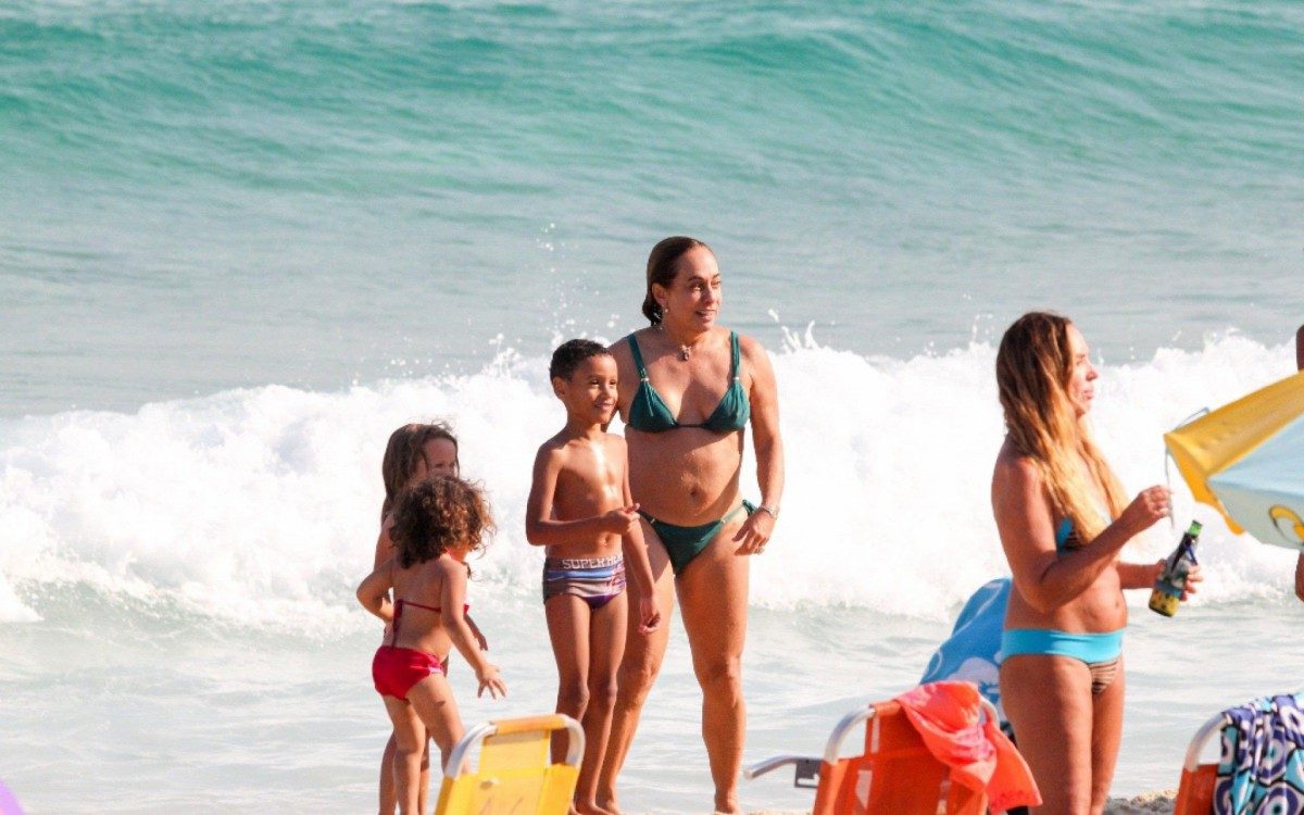 Cissa Guimar&atilde;es curte dia de praia em Ipanema, na Zona Sul do Rio