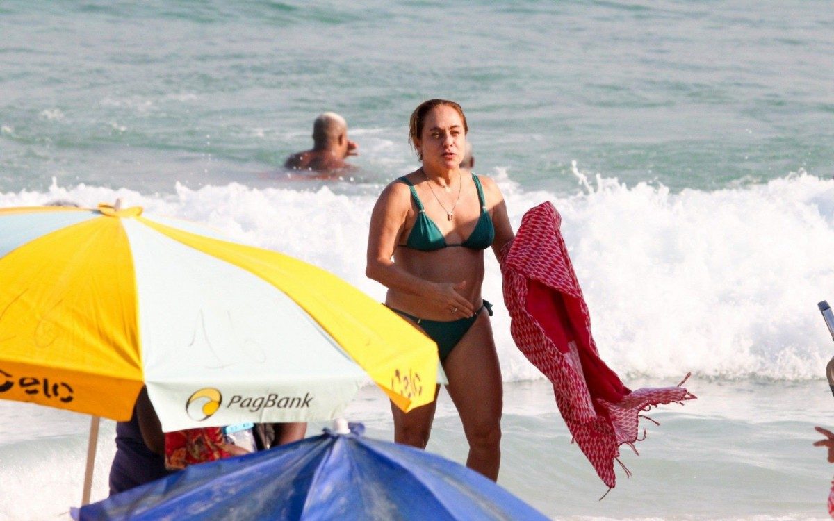 Cissa Guimar&atilde;es curte dia de praia em Ipanema, na Zona Sul do Rio