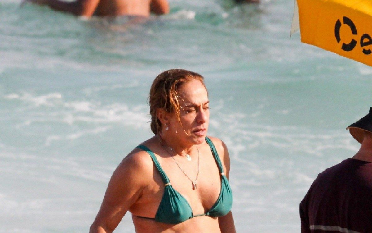 Cissa Guimarães curte dia de praia em Ipanema, na Zona Sul do Rio