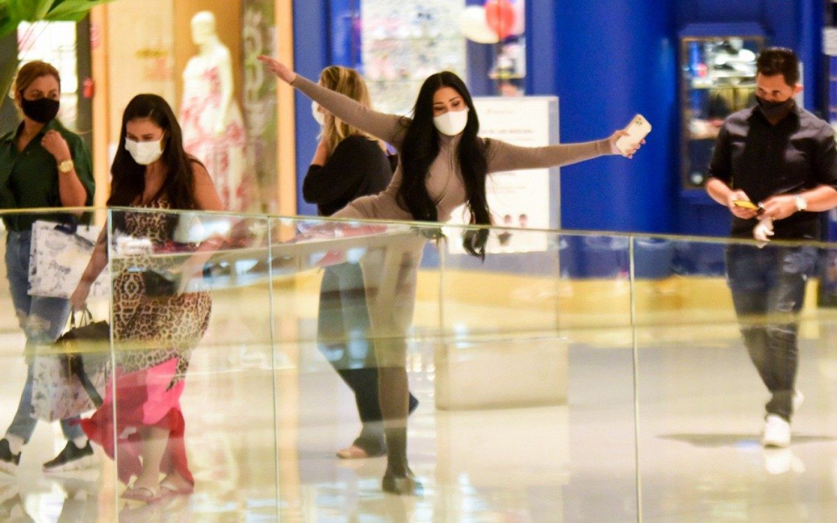 Simone e Simaria se divertem em dia de compras em shopping do Rio