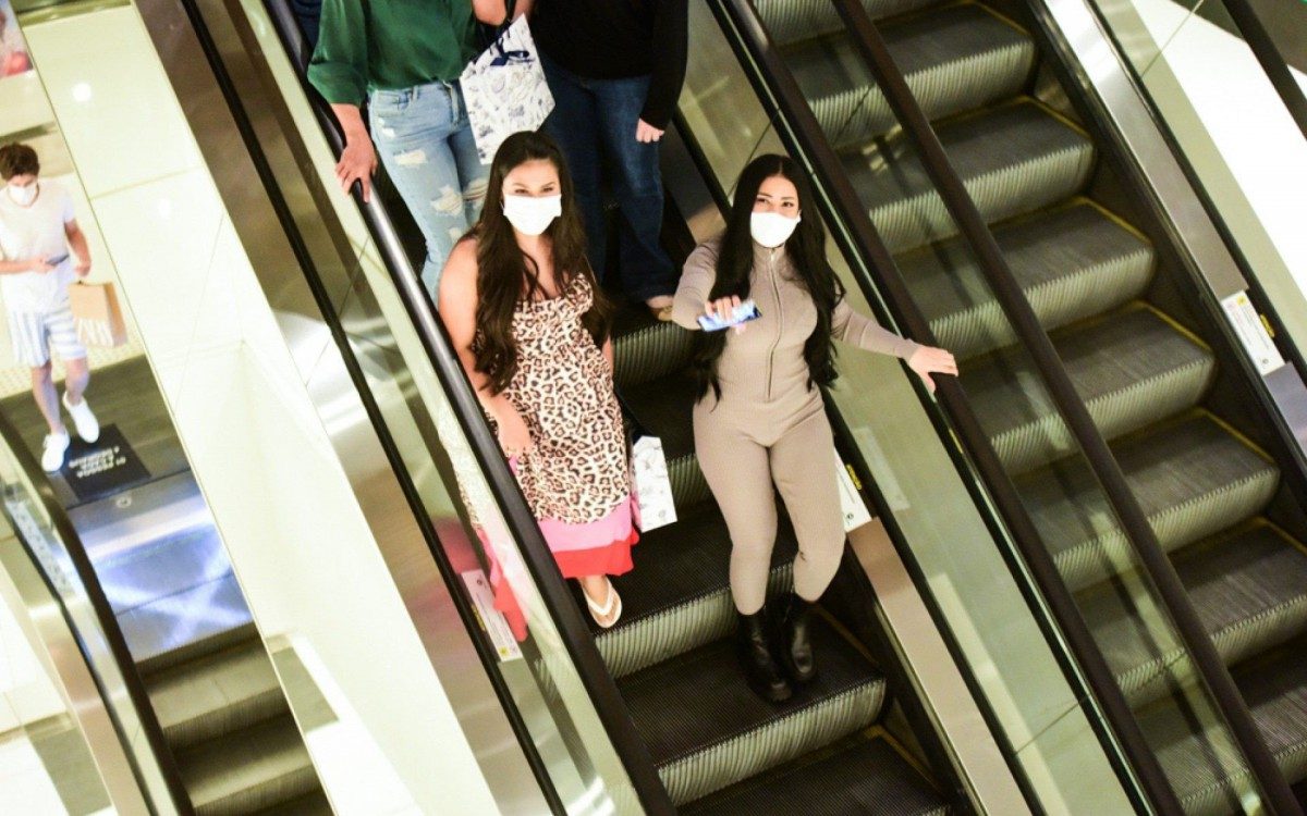 Simone e Simaria se divertem em dia de compras em shopping do Rio