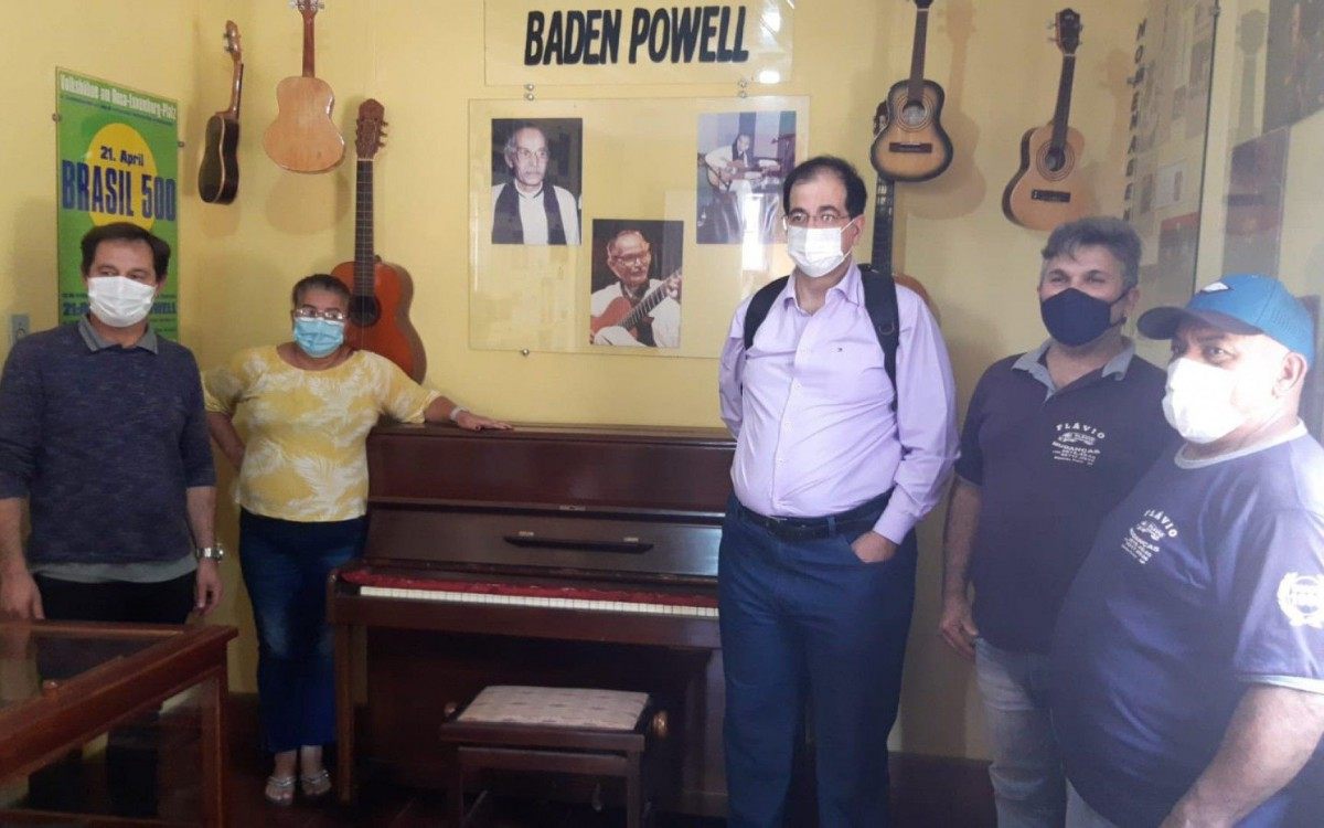 Secret&Atilde;&iexcl;rio Carlos Alberto e coordenador de Cultura Valderes, representando o prefeito Dr. Silvestre, recebem piano do maestro Silvald&Atilde;&ordf;s.