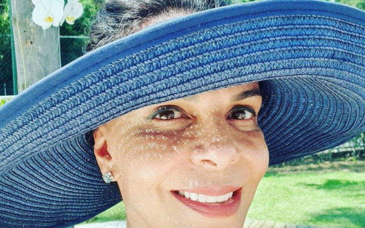 Sula Miranda curte dia de praia no Rio