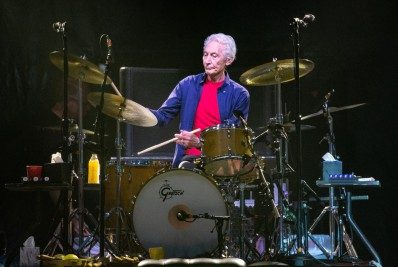 Charlie Watts, baterista dos Rolling Stones, morre aos 80 anos