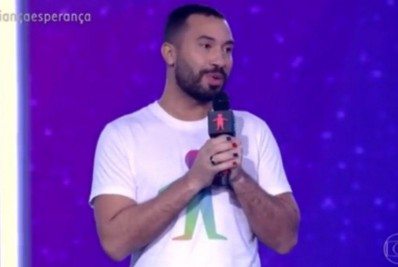 Gil do Vigor invade 'Jornal Nacional' e dispara para Bonner: 'Te amo'