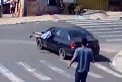 Homem pula dentro de carro em movimento e para veículo antes dele bater; Vídeo
