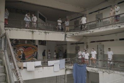 Pedro Bial lança documentário que mostra outro lado de um dos lugares mais temidos do Brasil