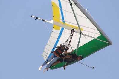 Isabella Santoni voa de asa-delta em São Conrado