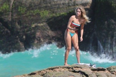 Sozinha, Isabella Santoni se bronzeia na Praia da Joatinga
