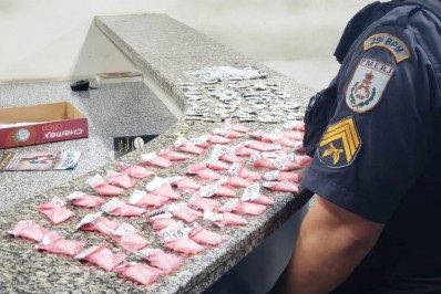 Homem foge de abordagem policial e abandona drogas 