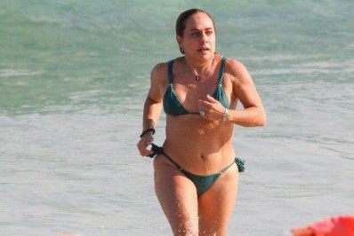 Aos 64 anos, Cissa Guimarães aproveita dia de sol na praia
