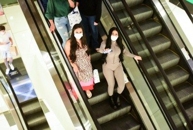 Com macacão nude, Simaria se diverte em dia de compras ao lado de Simone