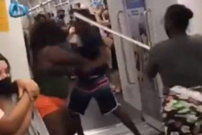 Vídeo mostra briga entre passageiros do metrô após denúncia de assédio