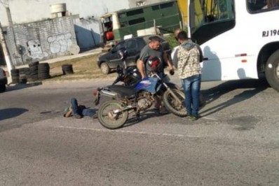 Buracos na RJ-140 causam acidente e deixa motociclista ferido em São Pedro da Aldeia