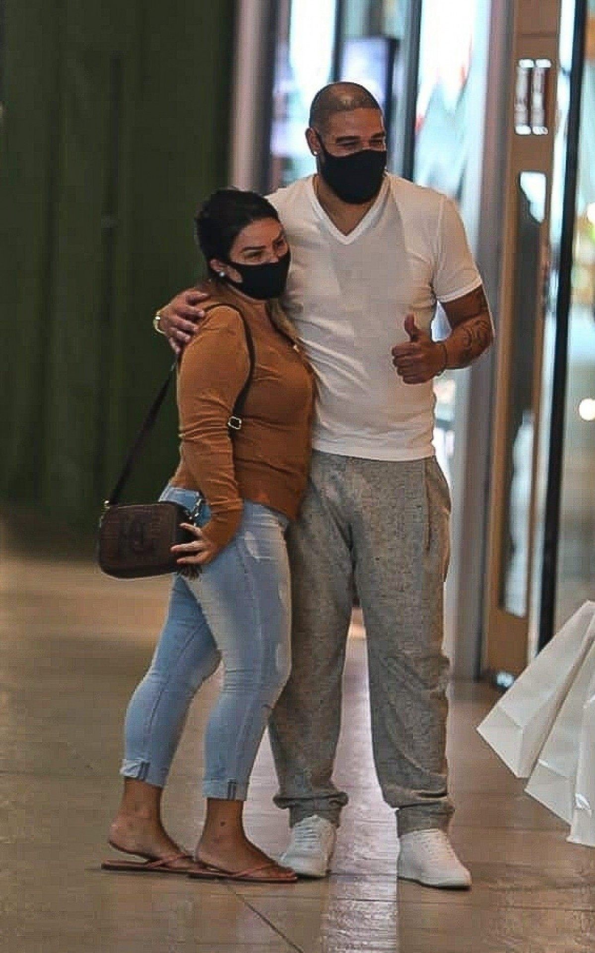 Adriano Imperador faz compras em shopping do Rio
