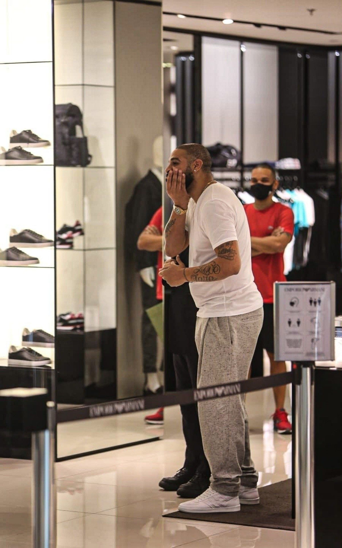 Adriano Imperador faz compras em shopping do Rio