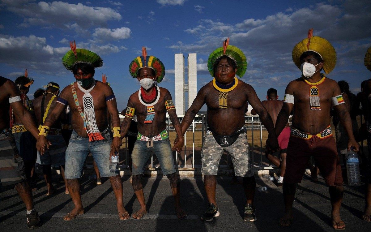IndÃgenas protestam em BrasÃlia por audiência crucial sobre demarcação de terras