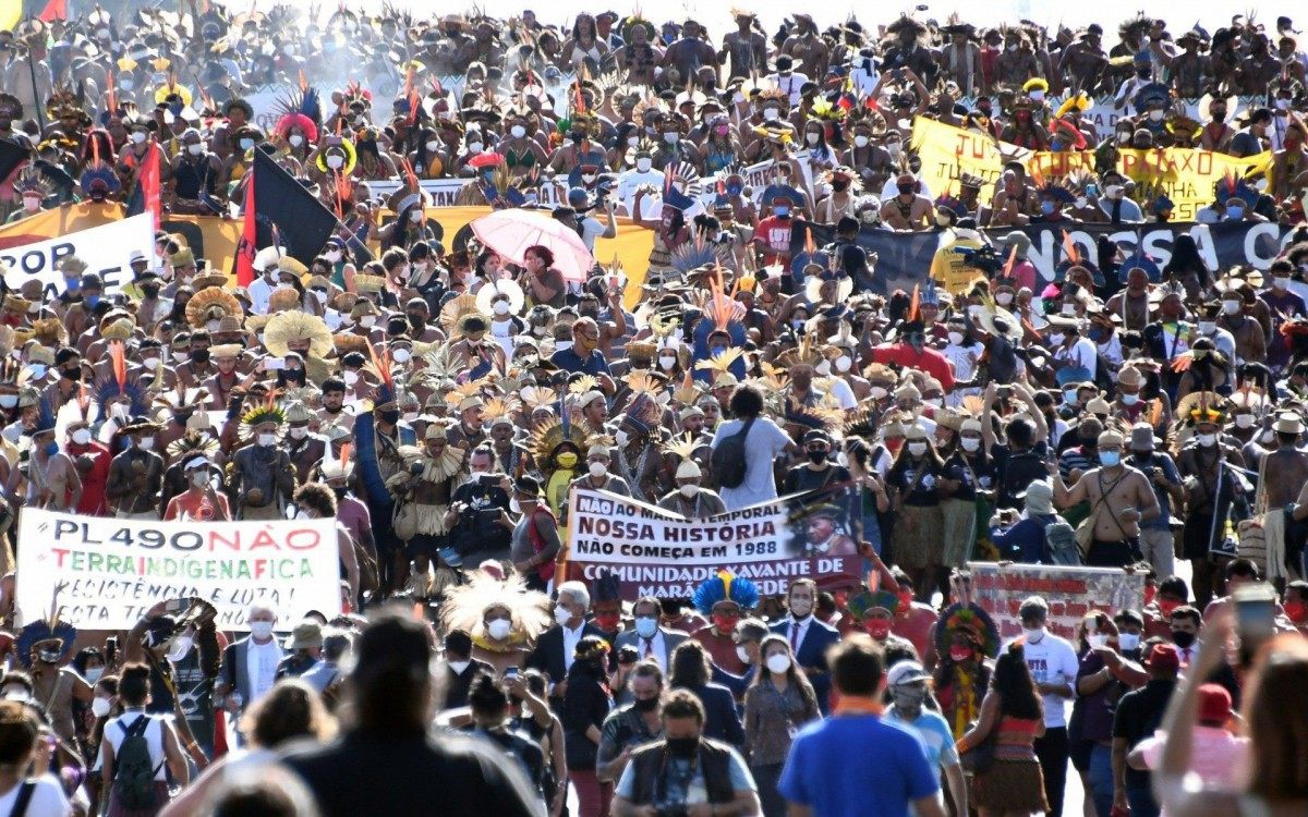 Indígenas protestam em Brasília por audiência crucial sobre demarcação de terras
 - AFP