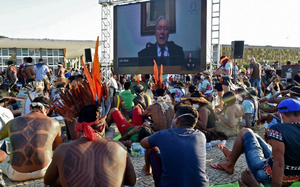 Indígenas protestam em Brasília por audiência crucial sobre demarcação de terras