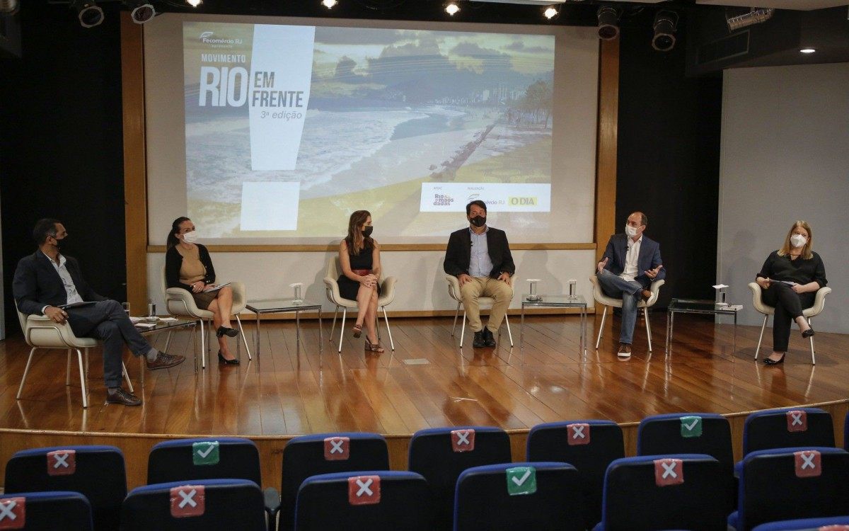Da esquerda para a direita: mediador jornalista Marlon Brum, Roberta Weber (CEO do Rio Convention & Visitors Bureau), Ant&ocirc;nia Leite Barbosa (Subsecret&aacute;ria de Promo&ccedil;&atilde;o de Eventos do Munic&iacute;pio do Rio), S&eacute;rgio Ricardo de Almeida (presidente da TurisRio),  Cristiano Botinha (S&oacute;cio e Diretor da Vertical de M&uacute;sica V3A) e Adriana de Carvalho (Assessora de Turismo da Fecom&eacute;rcio).
