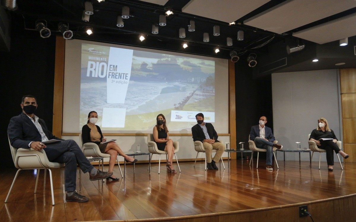 mediador jornalista Marlon Brum, Roberta Weber (CEO do Rio Convention & Visitors Bureau), Ant&ocirc;nia Leite Barbosa (Subsecret&aacute;ria de Promo&ccedil;&atilde;o de Eventos do Munic&iacute;pio do Rio), S&eacute;rgio Ricardo de Almeida (presidente da TurisRio),  Cristiano Botinha (S&oacute;cio e Diretor da Vertical de M&uacute;sica V3A) e Adriana de Carvalho (Assessora de Turismo da Fecom&eacute;rcio).