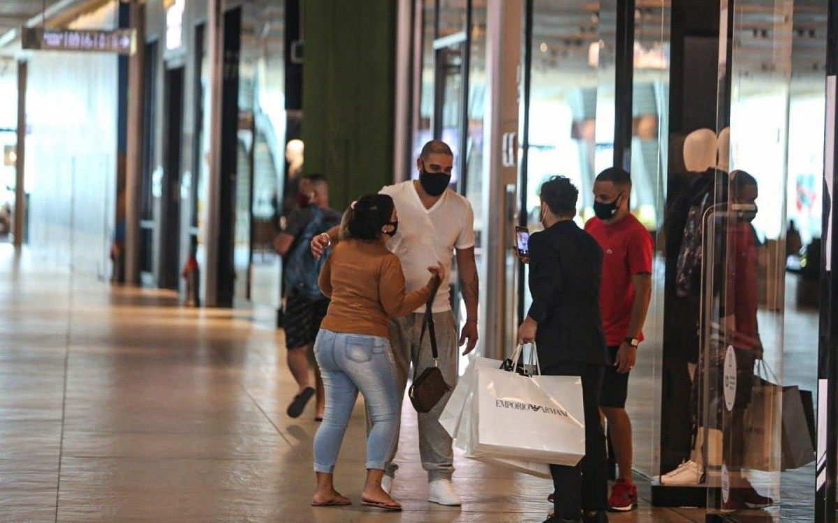Adriano Imperador faz compras em shopping do Rio