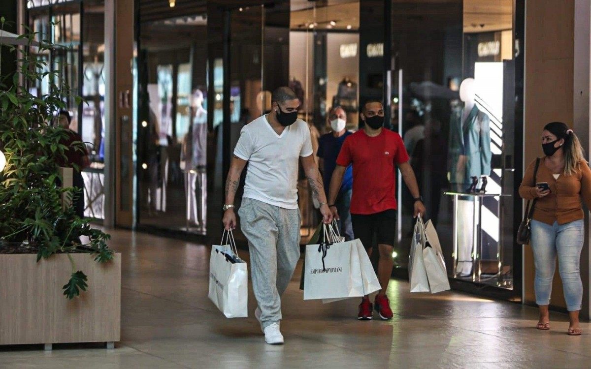 Adriano Imperador faz compras em shopping do Rio