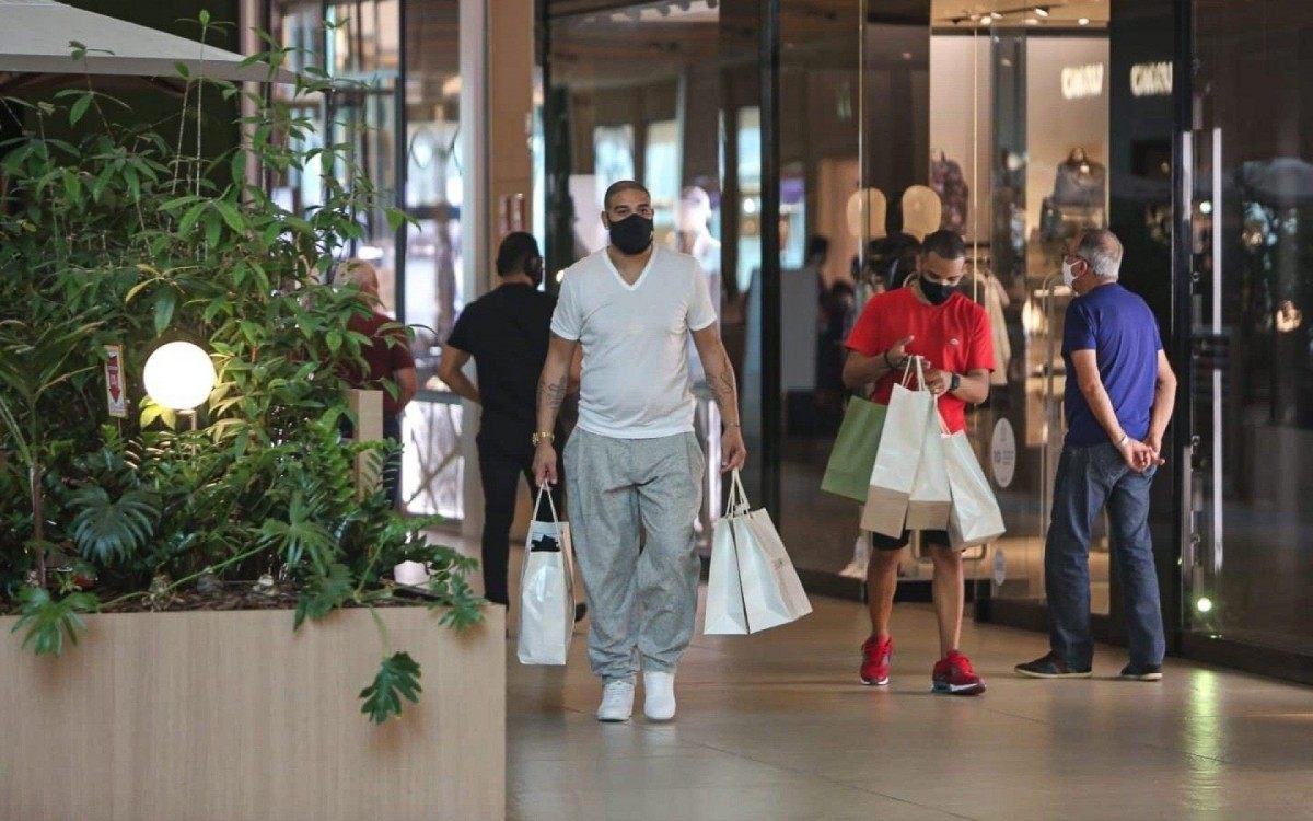 Adriano Imperador faz compras em shopping do Rio
