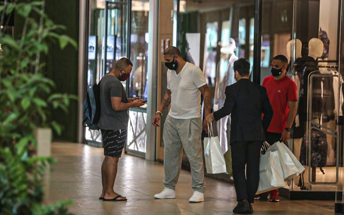 Adriano Imperador faz compras em shopping do Rio - AgNews