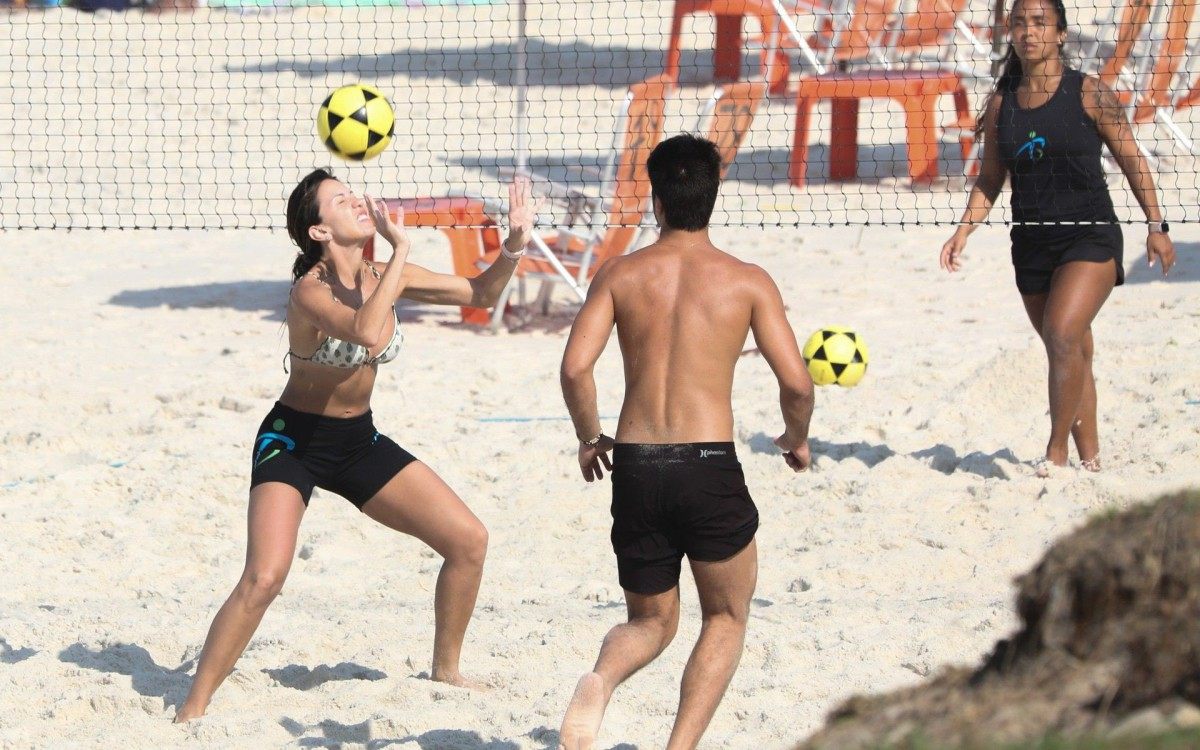 B&aacute;rbara Coelho na Praia da Barra da Tijuca, na Zona Oeste do Rio