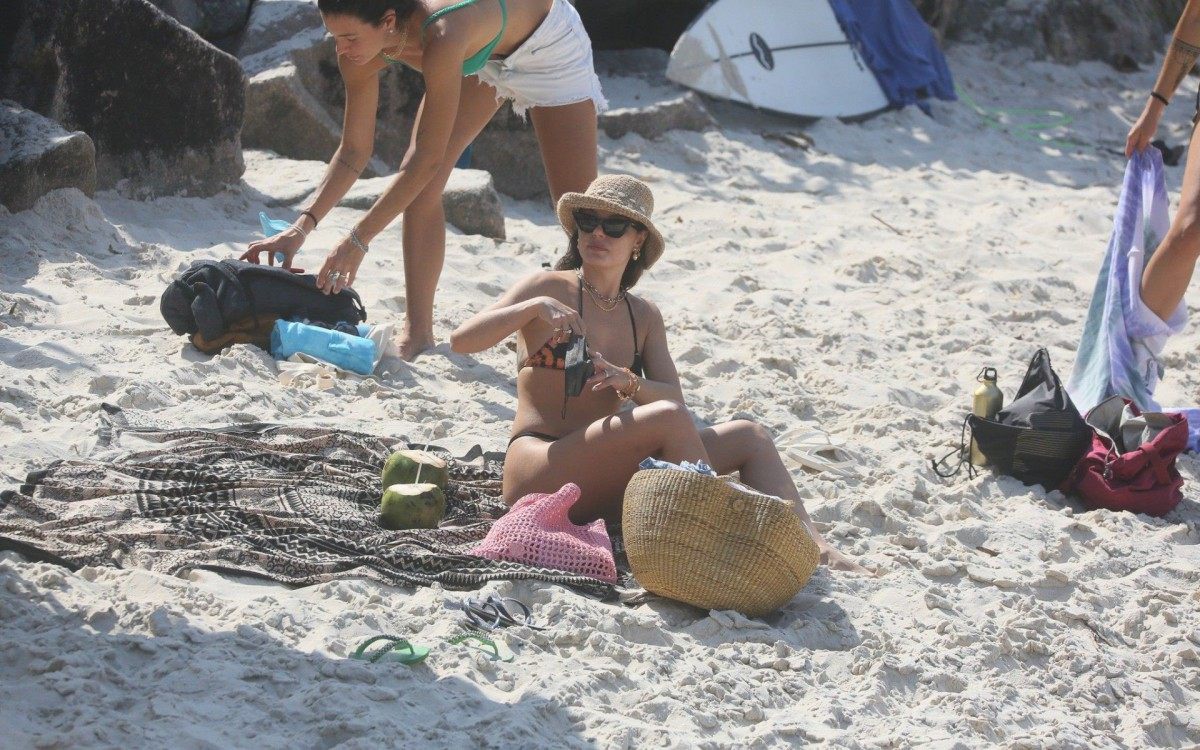 Isis Valverde se diverte na Prainha, na Zona Oeste do Rio, na tarde desta ter&ccedil;a-feira