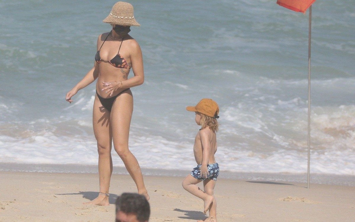 Isis Valverde se diverte na Prainha, na Zona Oeste do Rio, na tarde desta ter&ccedil;a-feira