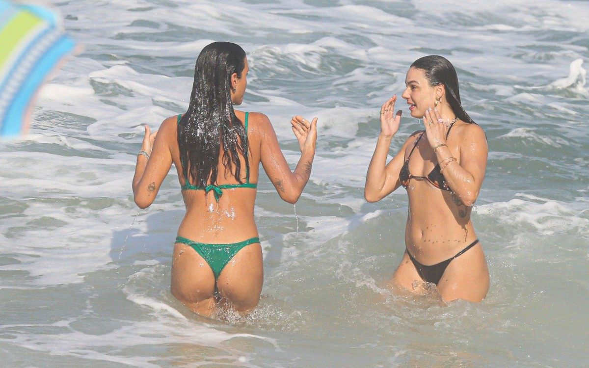 Isis Valverde se diverte na Prainha, na Zona Oeste do Rio, na tarde desta ter&ccedil;a-feira