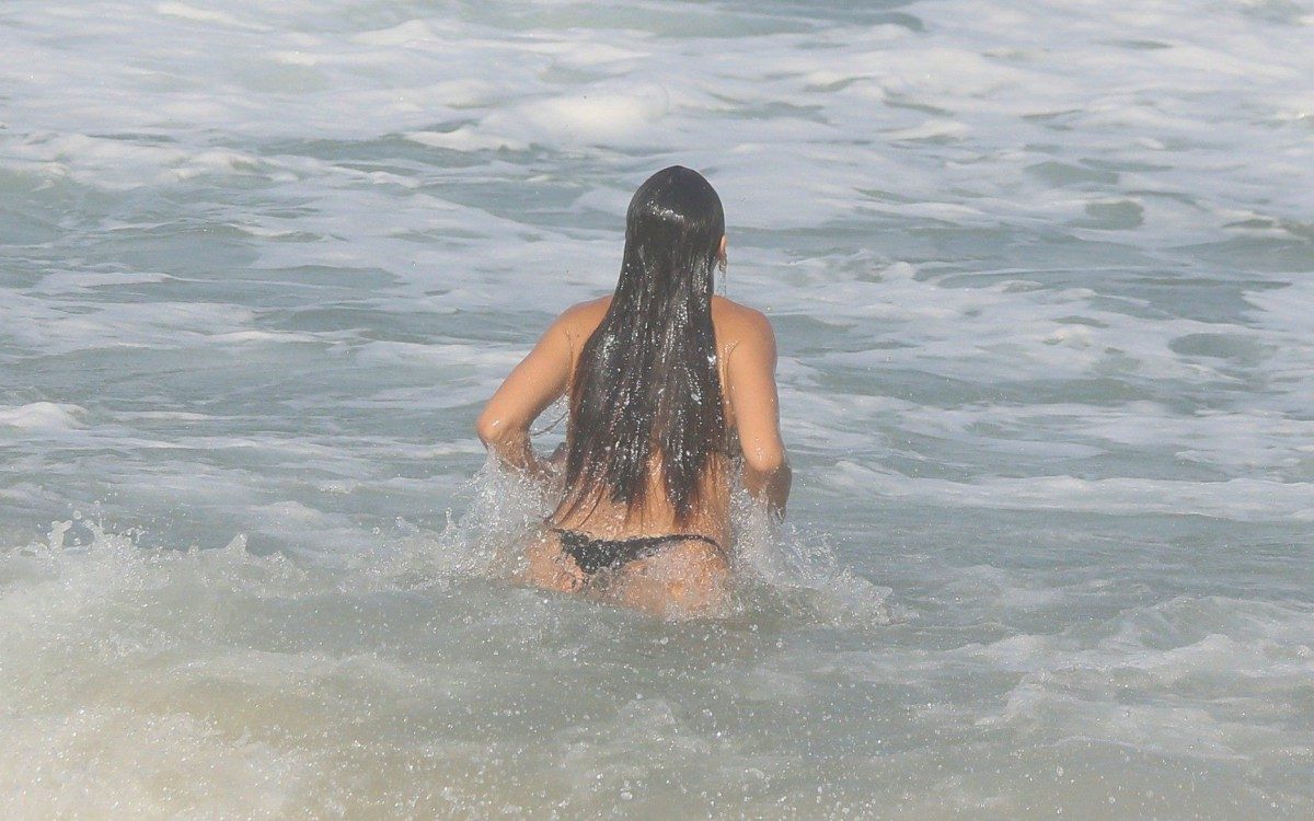 Isis Valverde se diverte na Prainha, na Zona Oeste do Rio, na tarde desta ter&ccedil;a-feira