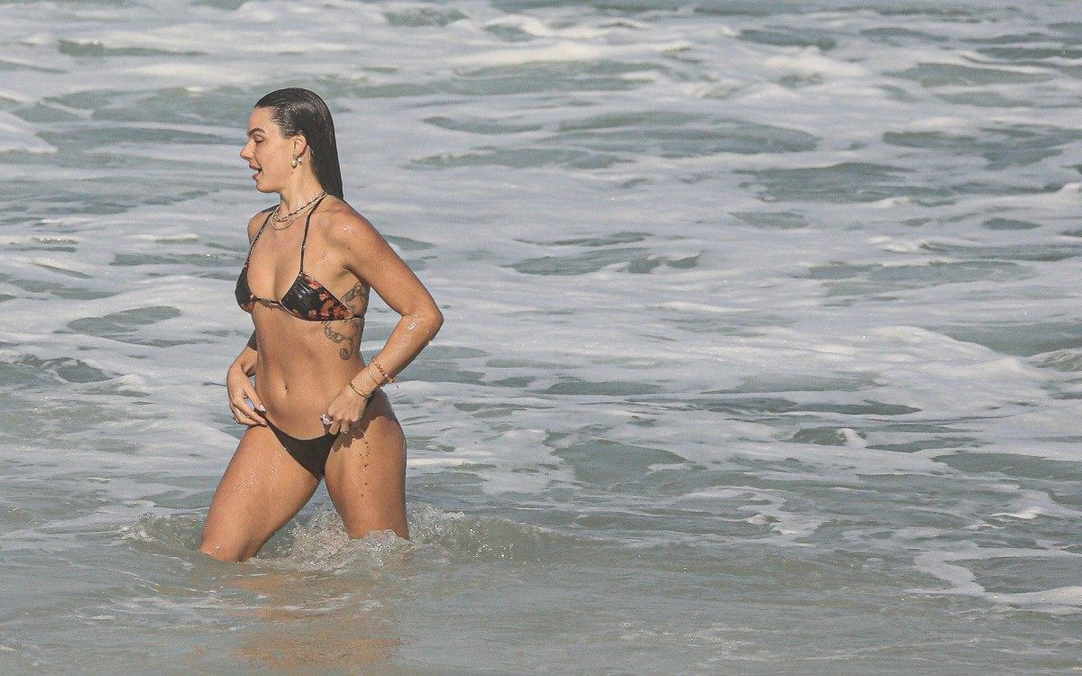 Isis Valverde se diverte na Prainha, na Zona Oeste do Rio, na tarde desta ter&ccedil;a-feira