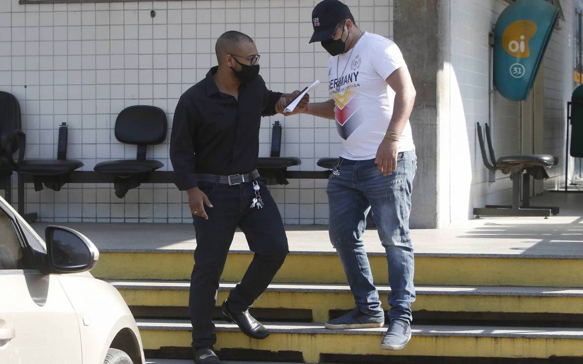 Policia - Morte de Larissa vitima de atropelamento apos briga de transito. Na foto, Willian Castro, namorado da vitima, no IML, centro do Rio.