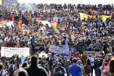Indígenas protestam em Brasília por audiência crucial sobre demarcação de terras