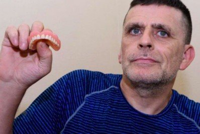 Homem passa a usar dentadura de morto após não conseguir atendimento