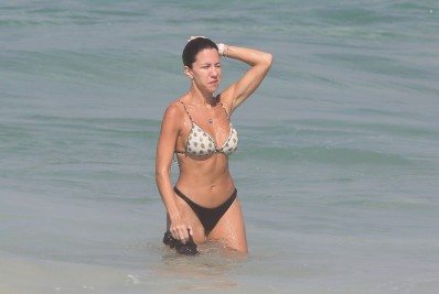 Bárbara Coelho, do 'Esporte Espetacular', se refresca no mar após jogar futevôlei