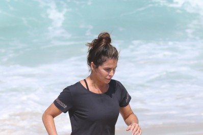 Giovanna Antonelli sua a camisa ao se exercitar em praia do Rio
